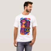 Kosmische Glow-Charakter- & Inspirationskunst T-Shirt (Vorne ganz)