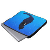 Kosmische Katze im Hintergrund eines Sternenhimmel Laptopschutzhülle (Vorne Knopf)