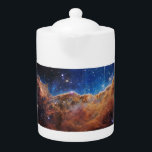 Kosmische Klippen Carina Nebula Weltraum-Webkop Te<br><div class="desc">Im Herzen des Carina-Nebels, 7.600 Lichtjahre entfernt, liegt eine Szene atemberaubender kosmischer Gewalt. Hier erhebt sich der Rand einer gigantischen Gashöhle wie eine monströse Mauer, seine Oberfläche ist in eine fantastische Landschaft von Gipfeln und Tälern gemeißelt. Das sind die treffend genannten "Kosmischen Klippen", nicht Felsklippen, wie wir sie kennen, sondern...</div>