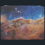 Kosmische Klippen Carina Nebula Weltraum-Webkop Te iPad Hülle<br><div class="desc">Im Herzen des Carina-Nebels, 7.600 Lichtjahre entfernt, liegt eine Szene atemberaubender kosmischer Gewalt. Hier erhebt sich der Rand einer gigantischen Gashöhle wie eine monströse Mauer, seine Oberfläche ist in eine fantastische Landschaft von Gipfeln und Tälern gemeißelt. Das sind die treffend genannten "Kosmischen Klippen", nicht Felsklippen, wie wir sie kennen, sondern...</div>