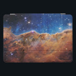 Kosmische Klippen Carina Nebula Weltraum-Webkop Te iPad Pro Cover<br><div class="desc">Im Herzen des Carina-Nebels, 7.600 Lichtjahre entfernt, liegt eine Szene atemberaubender kosmischer Gewalt. Hier erhebt sich der Rand einer gigantischen Gashöhle wie eine monströse Mauer, seine Oberfläche ist in eine fantastische Landschaft von Gipfeln und Tälern gemeißelt. Das sind die treffend genannten "Kosmischen Klippen", nicht Felsklippen, wie wir sie kennen, sondern...</div>