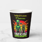 Kosmische Liebe von Alien Couple geteilt Pappbecher (Vorderseite)