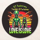 Kosmische Liebe von Alien Couple geteilt Runder Pappuntersetzer (Vorderseite)