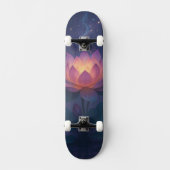 Kosmische Lotusblüte im Nachthimmel Skateboard (Vorderseite)
