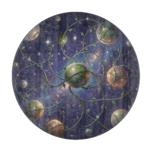 Kosmische Planeten mit Weinreben umwickelt Schneidebrett