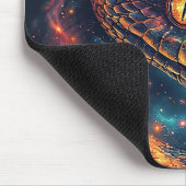 kosmische Schlange mit glühenden Schuppen Mousepad (Ecke)