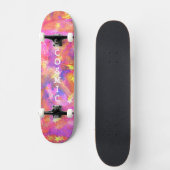 Kosmische Sterne in einer Galaxie aus rosa-blauora Skateboard (Vorderseite)