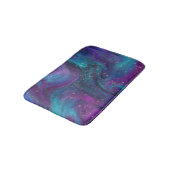 Kosmische Tinte | Türkisblaue Lila Galaxie Badematte (Schrägansicht)