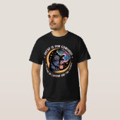 Kosmischer Kosmetikkoffein-Zitat T-Shirt (Vorne ganz)