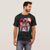 Kosmischer Odyssey-Astronaut in der Weite des Welt T-Shirt (Vorne ganz)