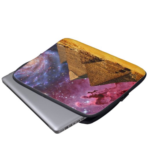 kosmischer Sturm über dem Untergrund Laptopschutzhülle (Vorne Knopf)