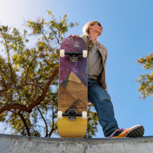 kosmischer Sturm über dem Untergrund Skateboard