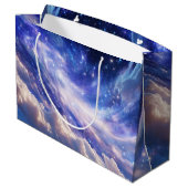 Kosmischer Traum: Wirbelnde Nebel & Sternennacht Große Geschenktüte (Rückseite Schrägansicht)
