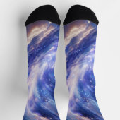 Kosmischer Traum: Wirbelnde Nebel & Sternennacht Socken (Oben)
