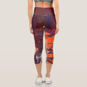 Kosmisches Feuer, rote und orangefarbene Zellen Capri Leggings (Rückseite)