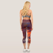 Kosmisches Feuer, rote und orangefarbene Zellen Capri Leggings (Rückseite)
