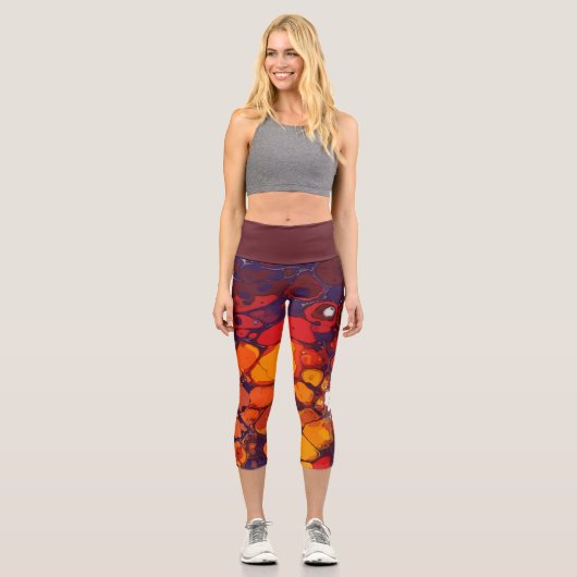 Kosmisches Feuer, rote und orangefarbene Zellen Capri Leggings (Vorderseite)