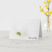 Kosmos-Blume auf weißem Holz Karte (Gelbe Blume)