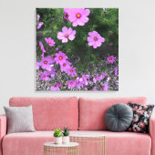 Kosmos-Blume mit Kies auf einem Leinwanddruck (Insitu (Wohnzimmer))