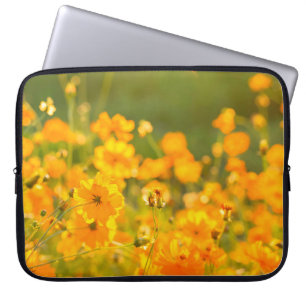 Kosmosblumen auf dem Feld der Provinz Lumphun Laptopschutzhülle