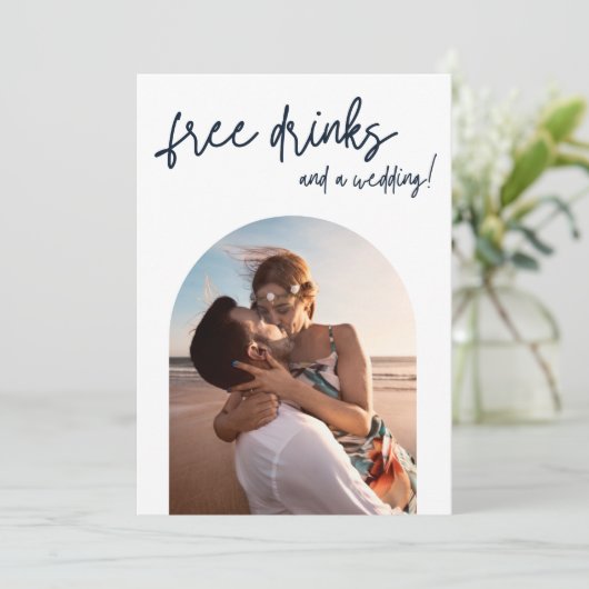 Kostenfreie Getränke Save the Date im modernen Arc Ankündigung (Stehend Vorderseite)