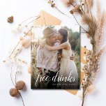 Kostenlose Drinks Foto Funny Wedding Save the Date Ankündigungspostkarte<br><div class="desc">Fröhlich an Liebe & Lachen! Das Foto "Funny Wedding Save the Date Postcard" ist die perfekte Mischung aus Spaß und Romantik für Ihren besonderen Tag. Erleben Sie Ihre einzigartige Liebe mit einem personalisierten Foto und zeigen Sie gemeinsam Ihre fröhlichen Momente. Egal, ob es sich um einen spielerischen Toast oder um...</div>