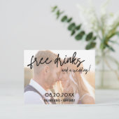 Kostenlose Getränke zum Hochzeitsfeiern sparen das Ankündigungspostkarte (Stehend Vorderseite)