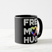 Kostenlose Mama Hugs Gratis Mama Hugs Rainbow Gay  Tasse (VorderseiteRechts)