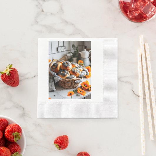 "Köstlich duftende Mohnsamentrollen in einem Korb Serviette (Beispiel)