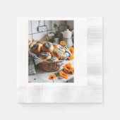 "Köstlich duftende Mohnsamentrollen in einem Korb Serviette (Vorderseite)