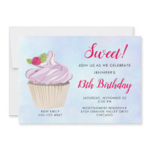 Köstliche rosa Cupcake Berry am Top Geburtstag