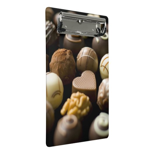 Köstliche Schokoladenpralinen Mini Klemmbrett (Schrägansicht)