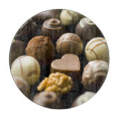Köstliche Schokoladenpralinen Schneidebrett (Vorderseite)