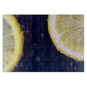 Köstliche Zitronenscheiben im Wasser Schneidebrett