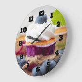 Köstlicher Blaubeerkleiner kuchen mit Schlagsahne Große Wanduhr (Winkel)