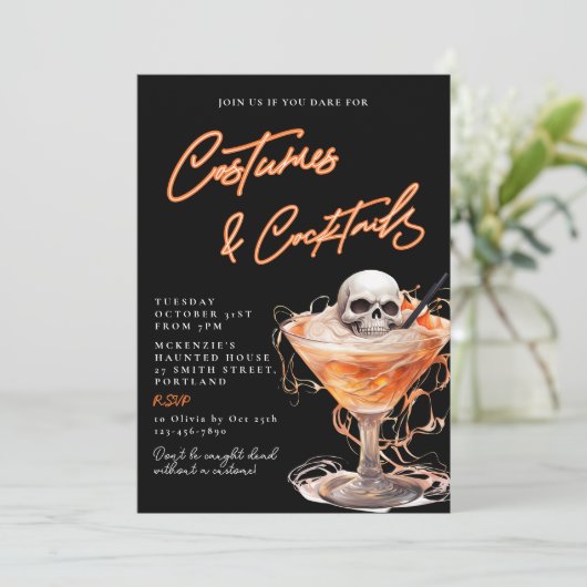 Kostüme und Cocktails Erwachsene Halloween-Party Einladung (Stehend Vorderseite)