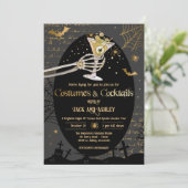 Kostüme und Cocktails Erwachsenes Halloween-Party Einladung (Stehend Vorderseite)