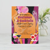 Kostüme und Cocktails Halloween-Party Einladung (Stehend Vorderseite)