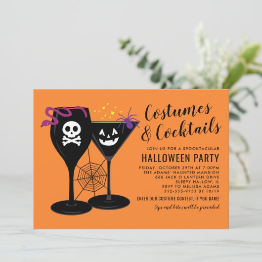 Kostüme und Cocktails Oranges Halloween-Party Einladung (Stehend Vorderseite)