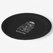 Kostüme und Cocktails Schwarzer Schädel Halloween Pappteller (Schrägansicht)