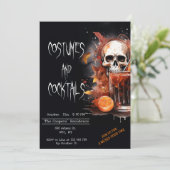 Kostüme und Cocktails Spooky Skull Halloween Einladung (Stehend Vorderseite)