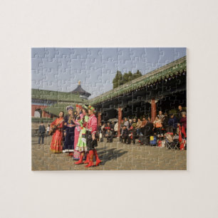 Kostümierte Amateur-Volkstänzer unterhalten Puzzle