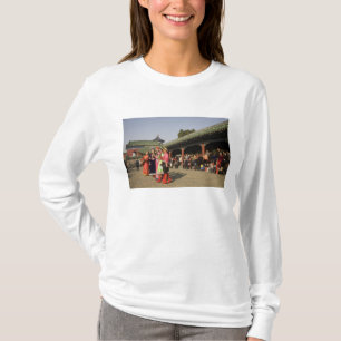 Kostümierte Amateur-Volkstänzer unterhalten T-Shirt