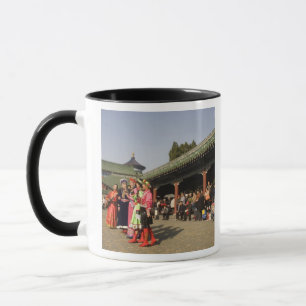Kostümierte Amateur-Volkstänzer unterhalten Tasse