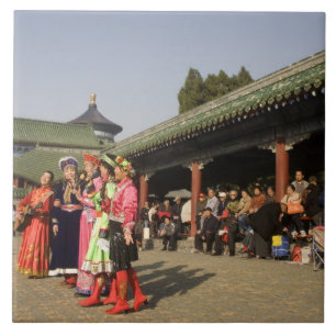 Kostümliche Amateurvolk-Tänzer unterhalten Fliese