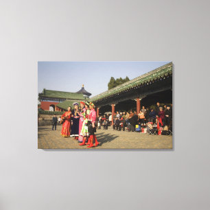 Kostümliche Amateurvolk-Tänzer unterhalten Leinwanddruck