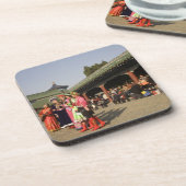 Kostümliche Amateurvolk-Tänzer unterhalten Untersetzer (Linke Seite)