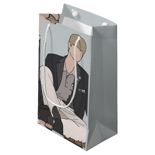 Kpop Inspired Illustrated SVT Kleine Geschenktüte (Vorderseite Schrägansicht)