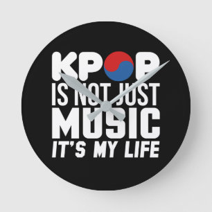 Kpop ist meine Life Slogan Grafik (dunkel) Runde Wanduhr