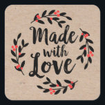 Kraft Paper Made with Liebe Christmas Quadratischer Aufkleber<br><div class="desc">Ein personalisierter Aufkleber mit Liebe auf einem kraftfarbenen Hintergrund. Ein hübscher Beerenkrez und die Worte "mit Liebe gemacht" in einem eleganten Script-Schriftart. Eine hübsche Touch für alle Ihre handgefertigten Geschenke. Entworfen für Sie von BlackBerry Boulevard.</div>